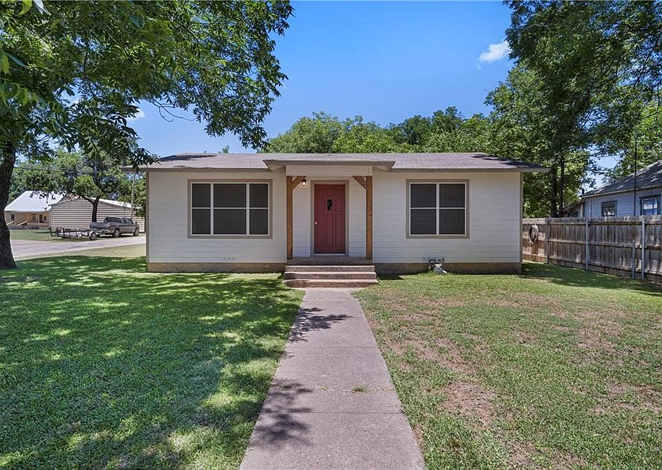 1st image of 615 Pecan St