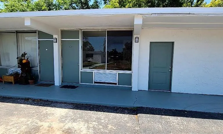 421 E Kennedy Blvd — Photo 1