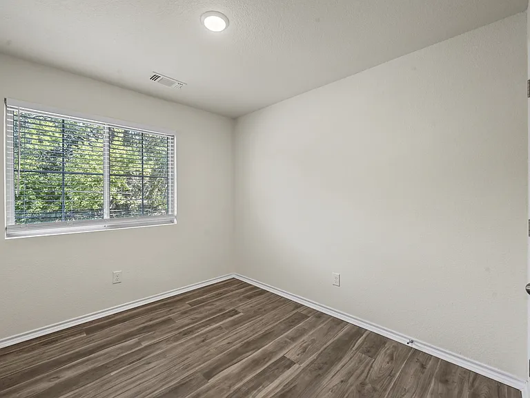 105 SE 4th St #2 — Photo 16