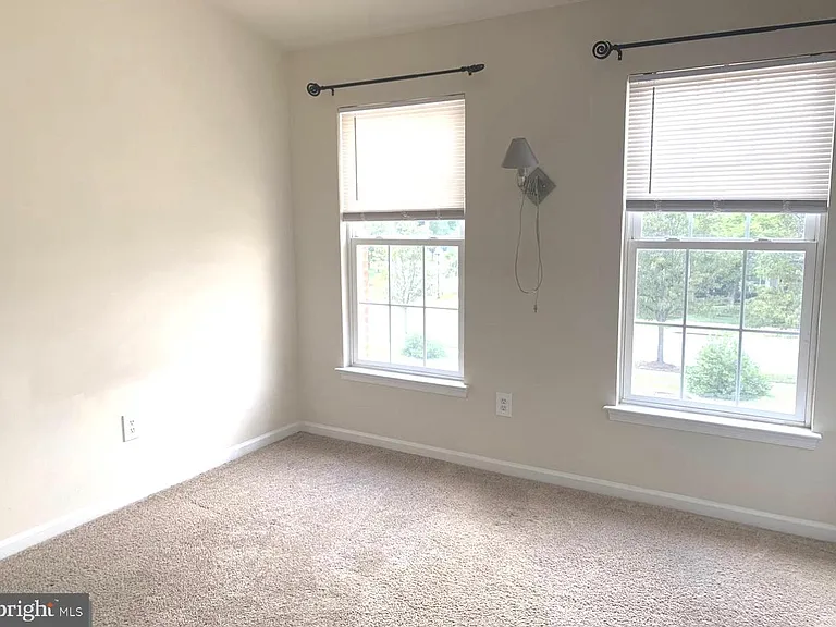 25937 Kirkwood Sq — Photo 32