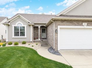 40 Inglewood Ln, Bloomington, IL 61704