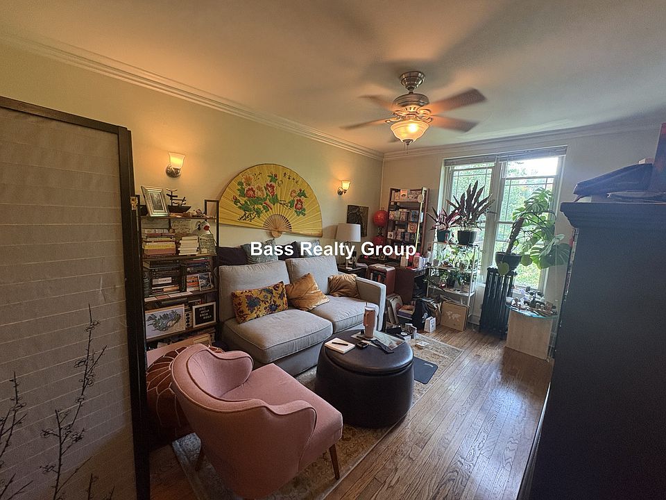1st image of 1331 W Greenleaf Ave #202