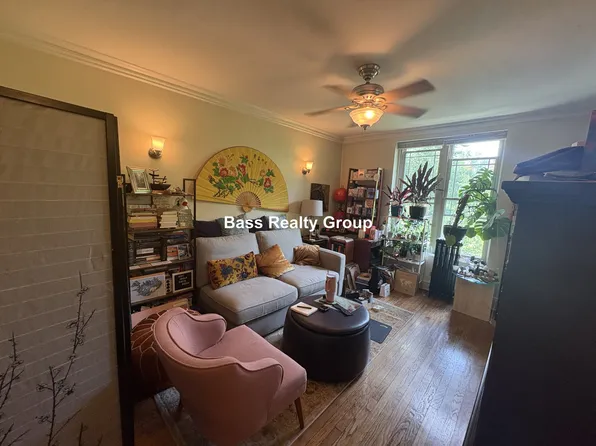 1331 W Greenleaf Ave #202, Chicago, IL 60626