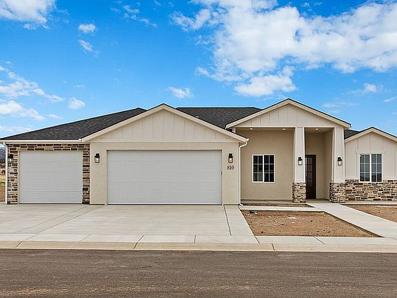 2nd image of 810 E Evergreen Cir