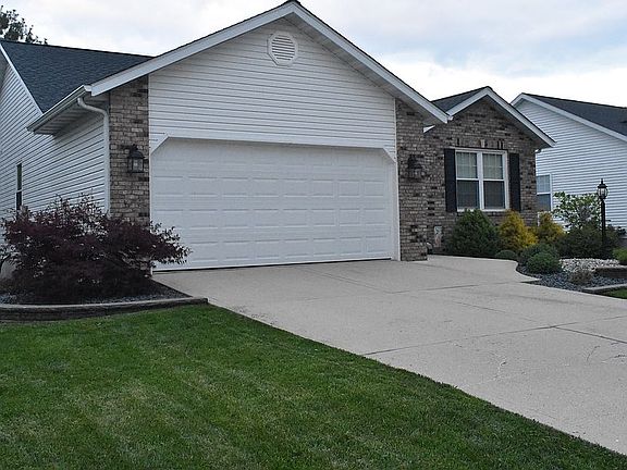 4th image of 10 Julie Dr