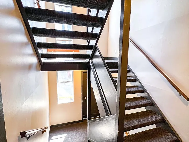 515 East Denny Apartments — Photo 37
