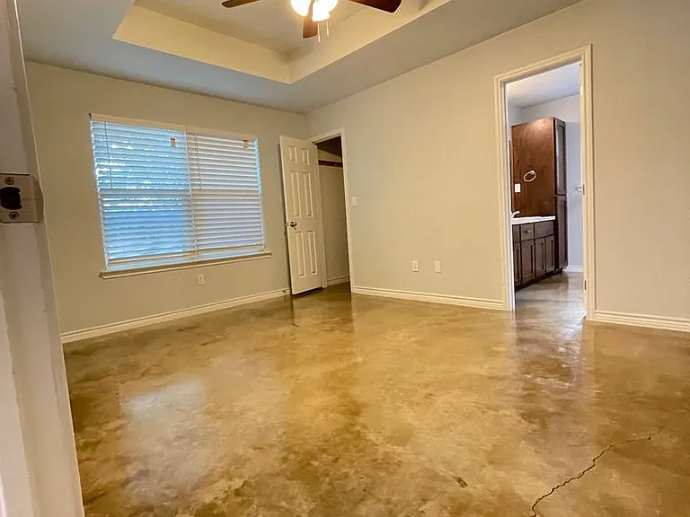 915 Rebecca Ln — Photo 12