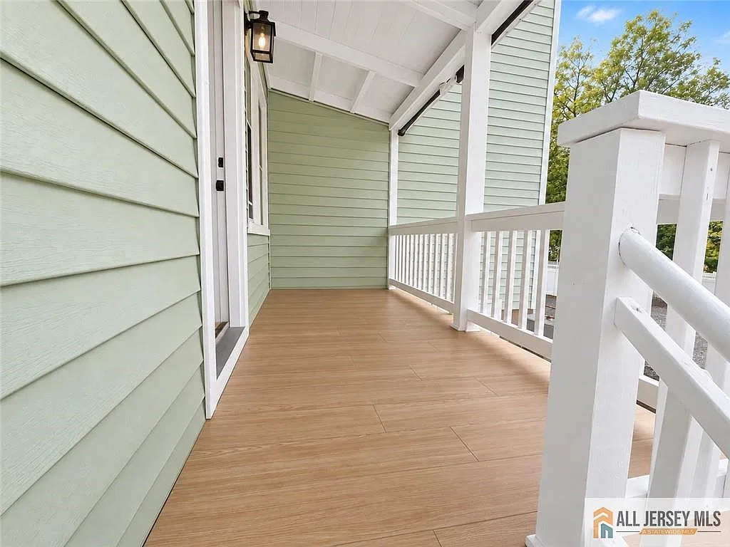 2 bed, 1.0 bath, $2,500 — Photo 2