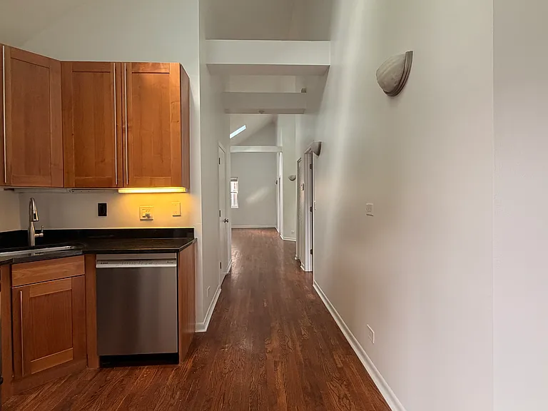 1031 N Paulina St #CH2 — Photo 4