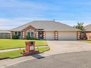 912 NE 25th Ct, Moore, OK 73160