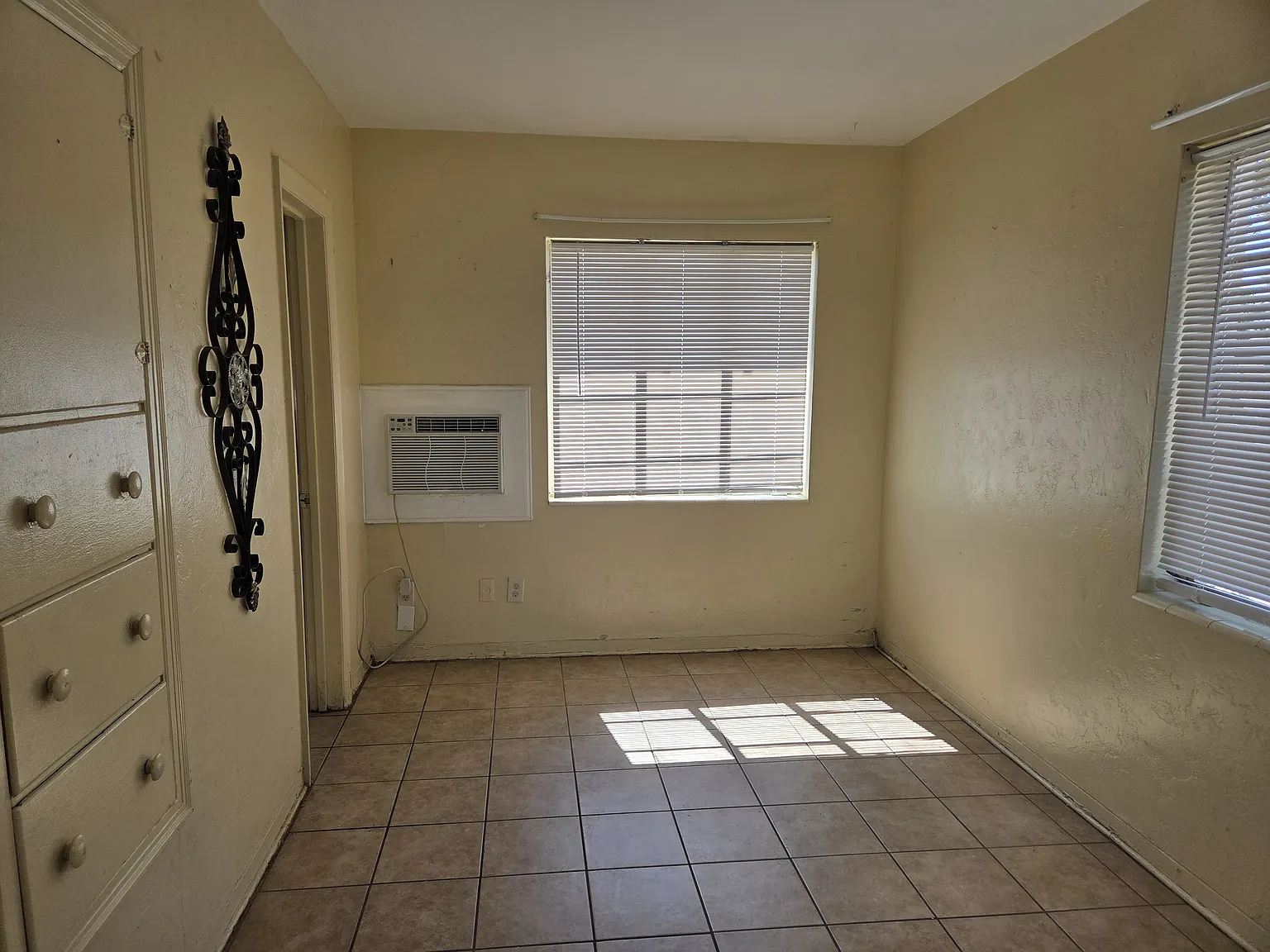 Studio, 350 sqft, $1,100 — Photo 1