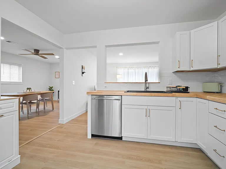 1105 Julienne Dr — Photo 9