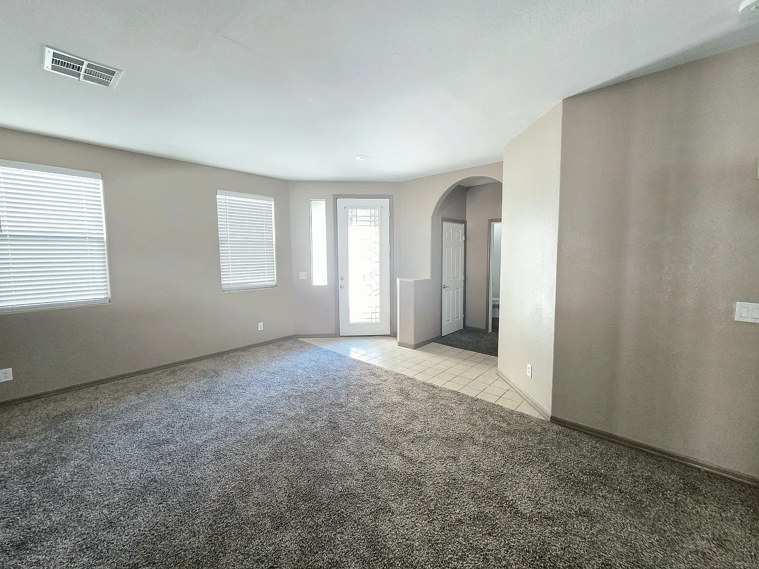 4 bed, 2.5 bath, 2405 sqft, $2,500 — Photo 2