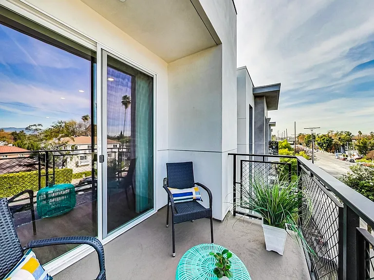 11616 Burbank Blvd #Penthouse 2 — Photo 24