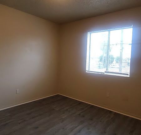 3rd image of 3293 E Clay Ave