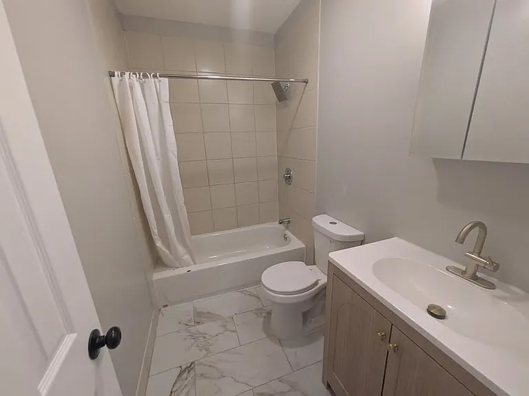 1079 Kossuth St #2 — Photo 2