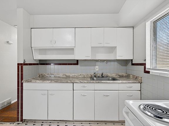 3rd image of 5908 Sheriton Dr