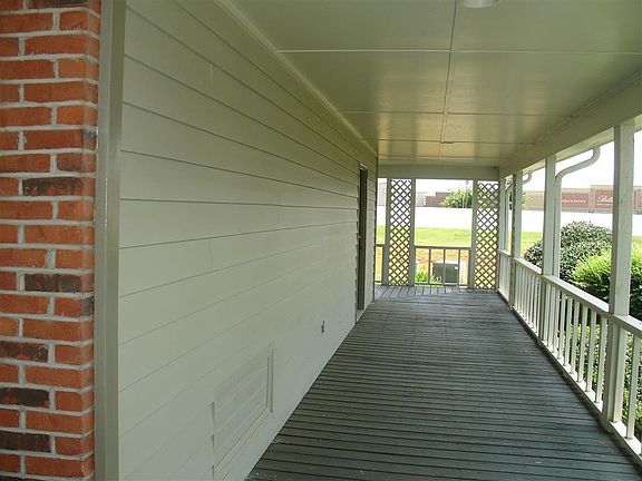 5th image of 1060 Salem Walk Dr