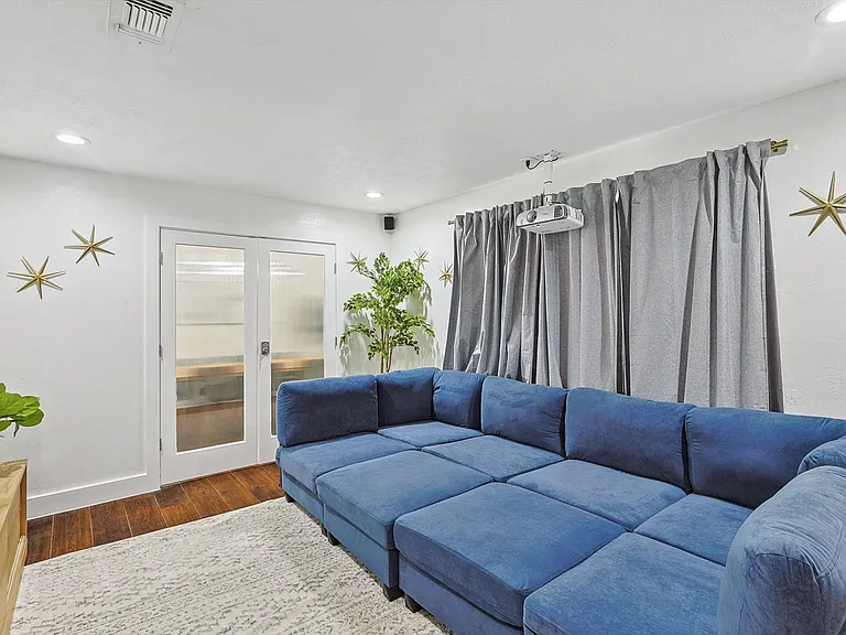 1012 Cloverdale Ln — Photo 12