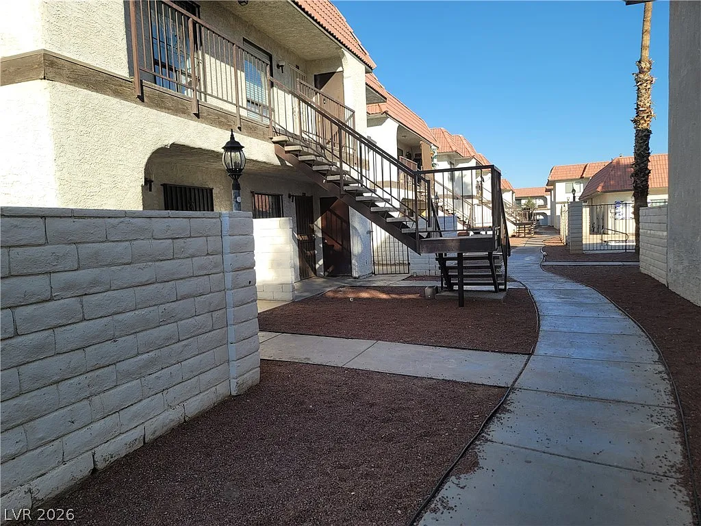 2 bed, 2.0 bath, 864 sqft, $850 — Photo 2