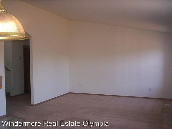 5th image of 1016 Nepean Dr SE