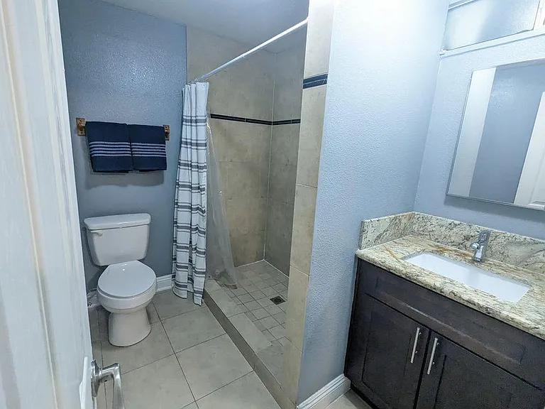1122 Westwood Dr #4 — Photo 8