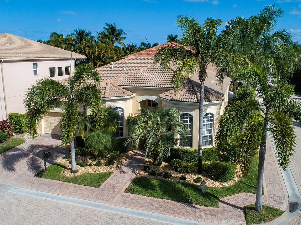 Home For Sale In Woodfield Country Club