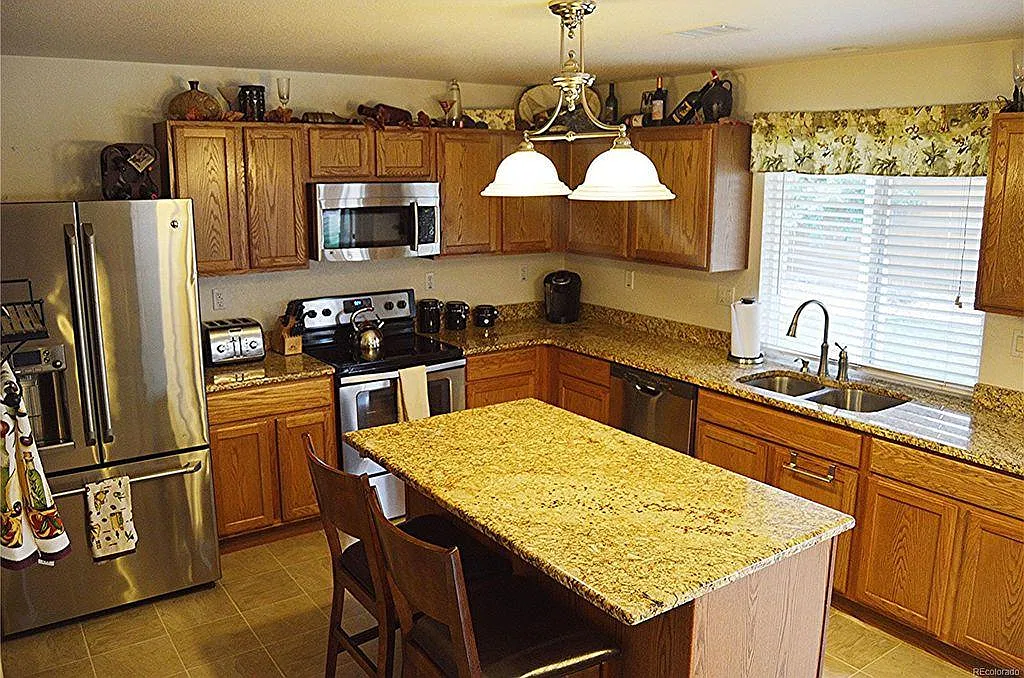 6 bed, 3840 sqft, $3,750 — Photo 2