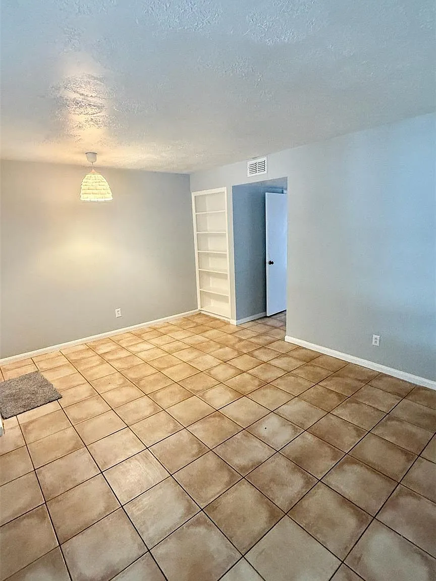 3 bed, 2.5 bath, 1324 sqft, $1,595 — Photo 4