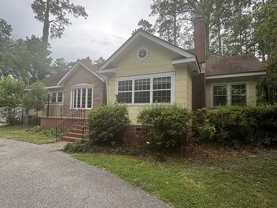 8 Pine Dr