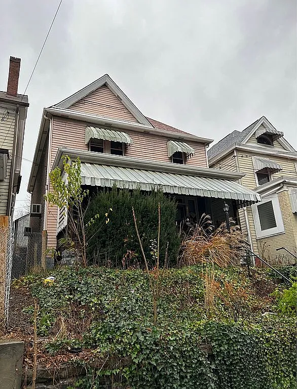 115 Thompson Ave photo 1