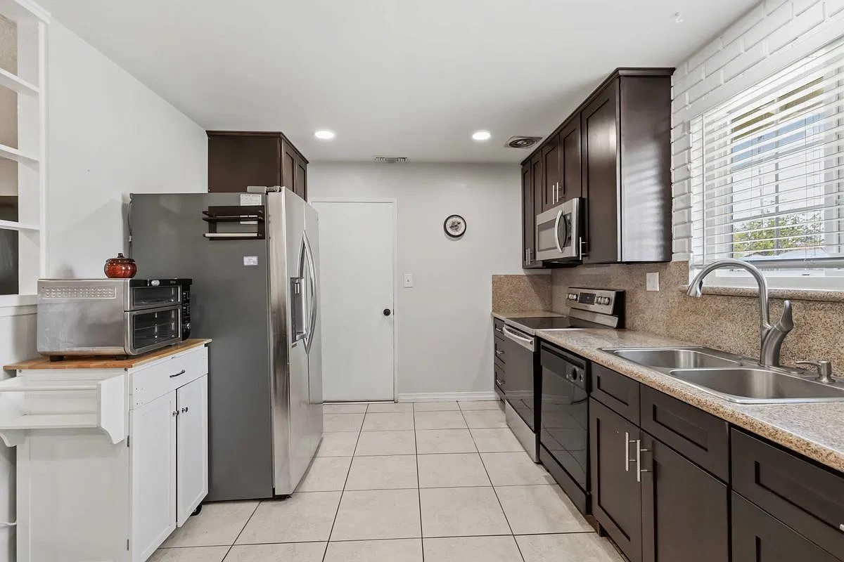 3 bed, 2.0 bath, 1248 sqft, $4,450 — Photo 3