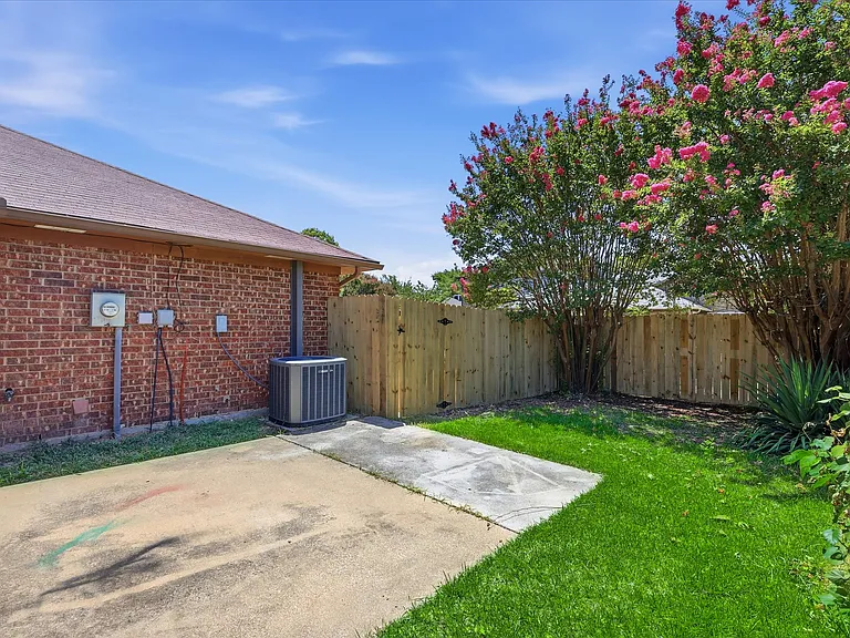 559 Lee Dr — Photo 16