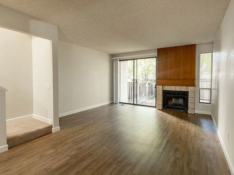 Cambridge Court Townhomes — Photo 34
