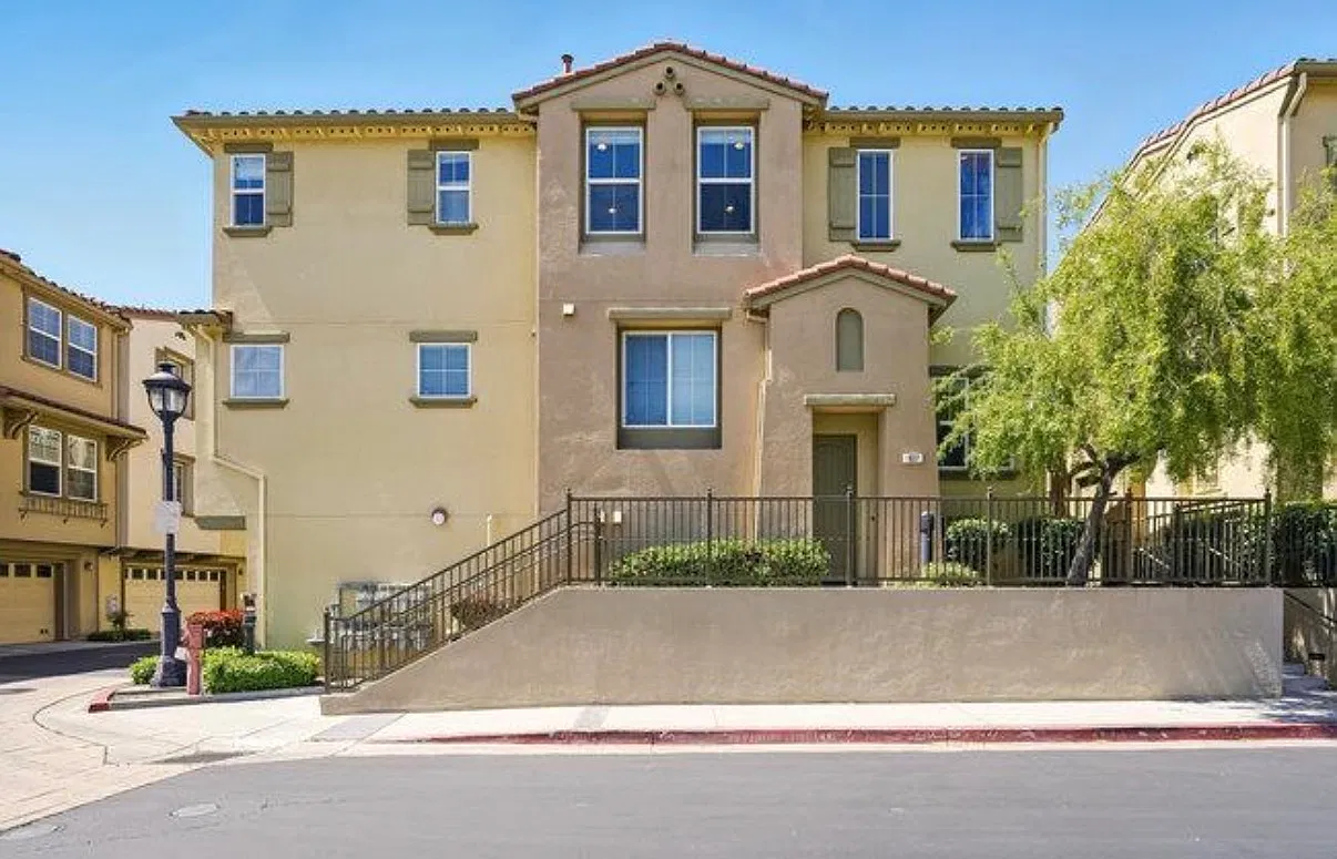 2 bed, 1371 sqft, $3,900 — Photo 1