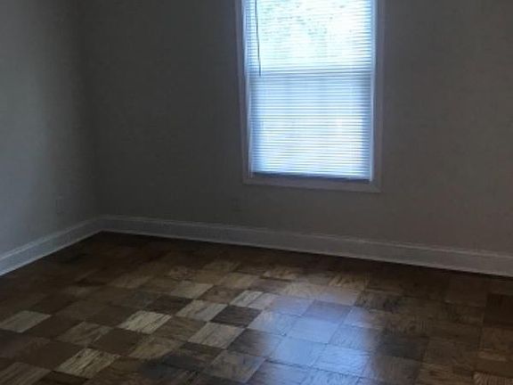 3rd image of 864 Quince Orchard Blvd