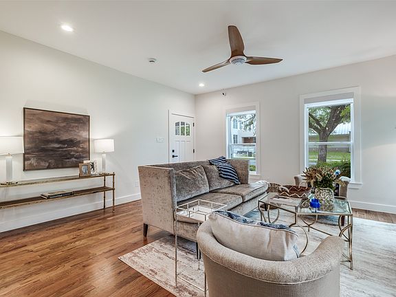 4th image of 734 N Montclair Ave
