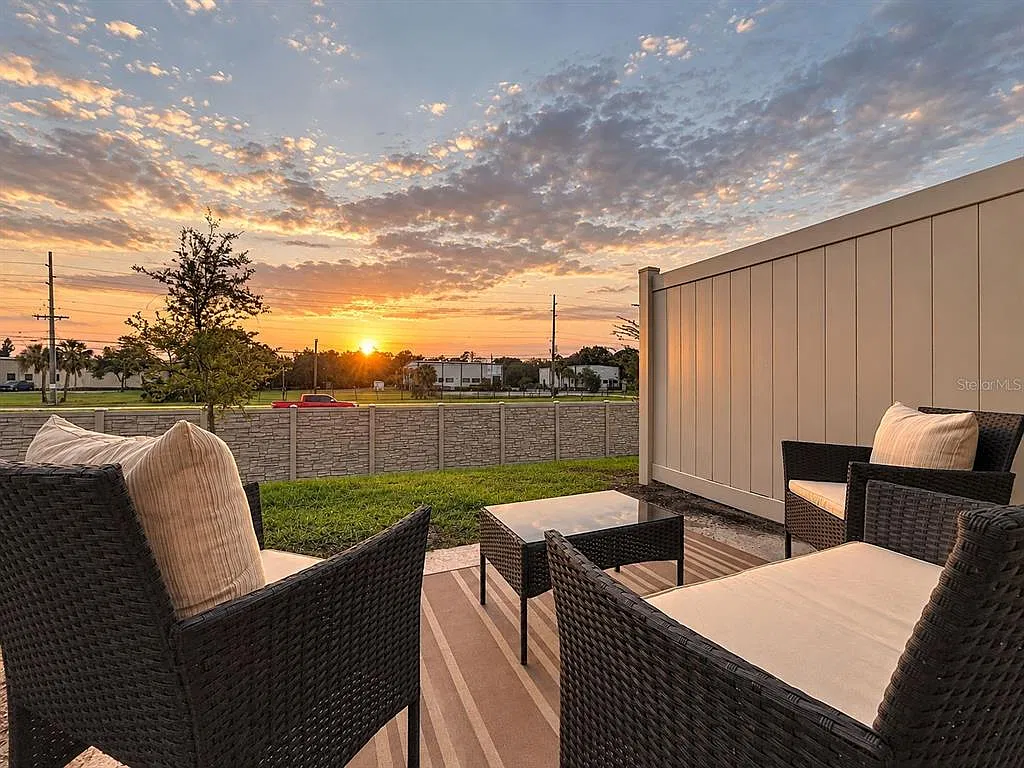 3 bed, 2.5 bath, 1471 sqft, $2,390 — Photo 3
