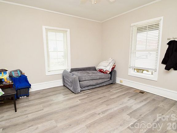 3rd image of 2007 S York Rd