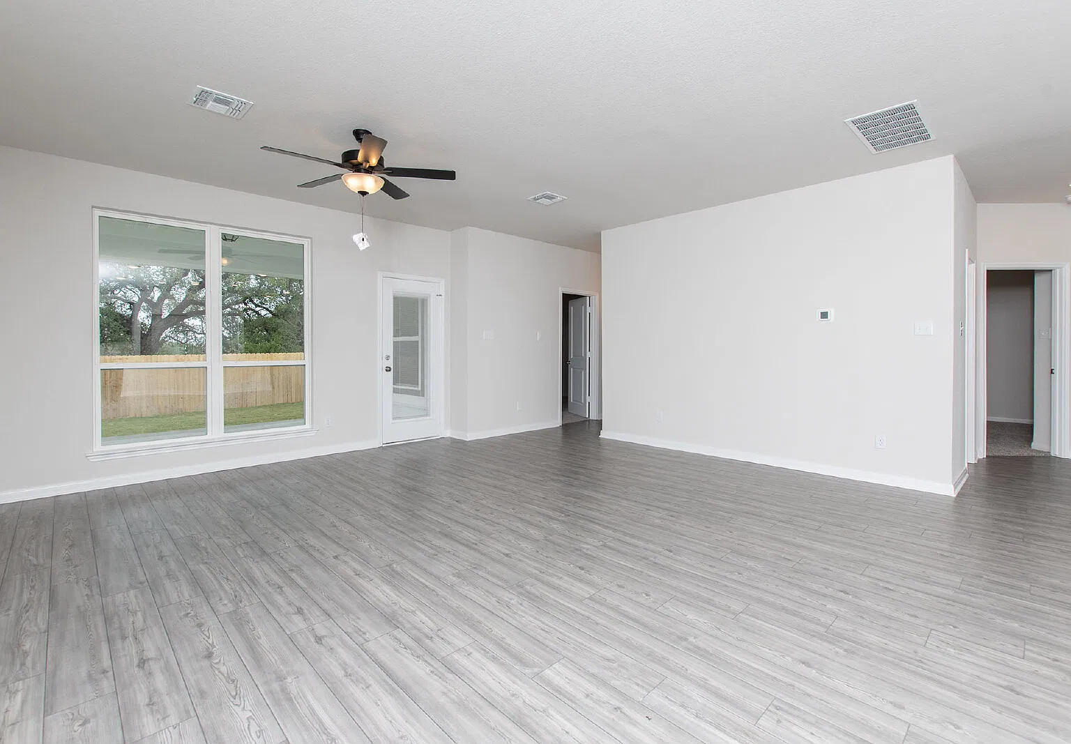 3 bed, 2.0 bath, 1562 sqft, $1,795 — Photo 3