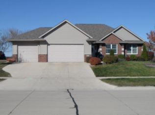 945 Fox Valley Dr, North Liberty, IA 52317