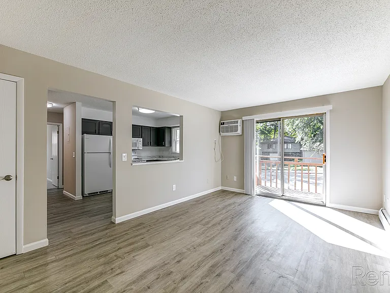 Shoreline Place Apartments — Photo 8