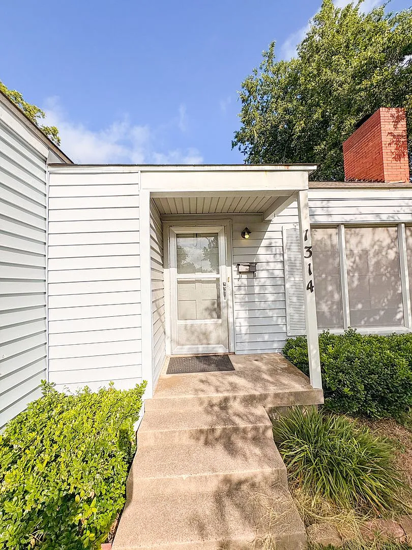 4 Bed/ 2 Bath- Historic District Home For Rent! $500 OFF First Months Rent w/ Signed Lease by Sep... — Photo 2