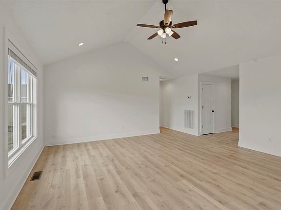 5th image of 905 Alberta Dr