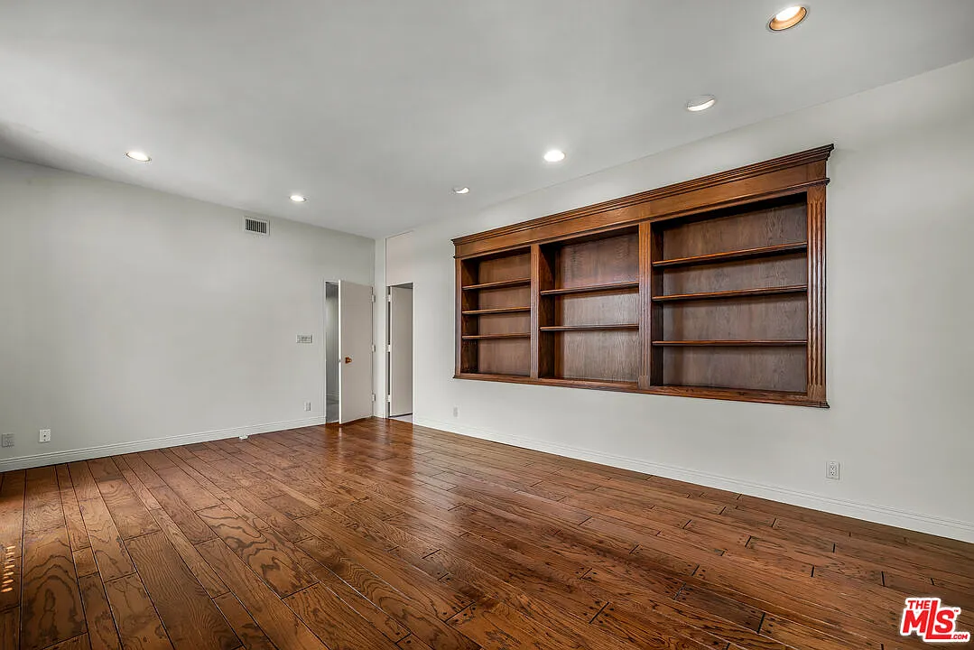 2 bed, 2.5 bath, 2500 sqft, $9,500 — Photo 2