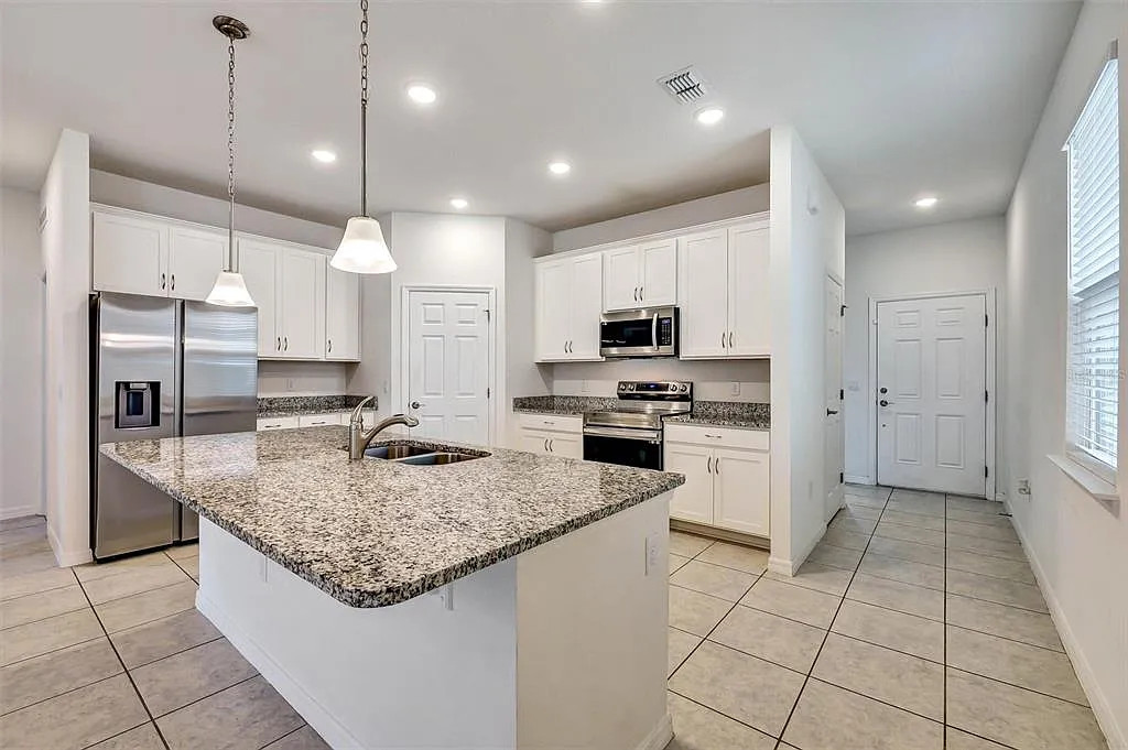 3 bed, 2.0 bath, 1619 sqft, $2,200 — Photo 2