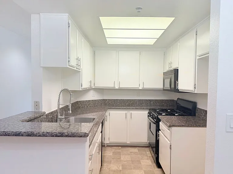 8715 Burton Way - Urban Feel Charming 2 bed 2 bath — Photo 32
