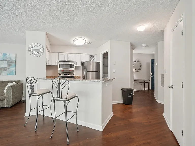 University Ridge Apartments — Photo 3