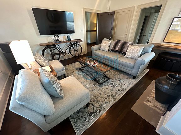 3rd image of 1011 W 6th St Suite 6