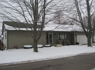 400 SW 4th St, Fairfield, IL 62837